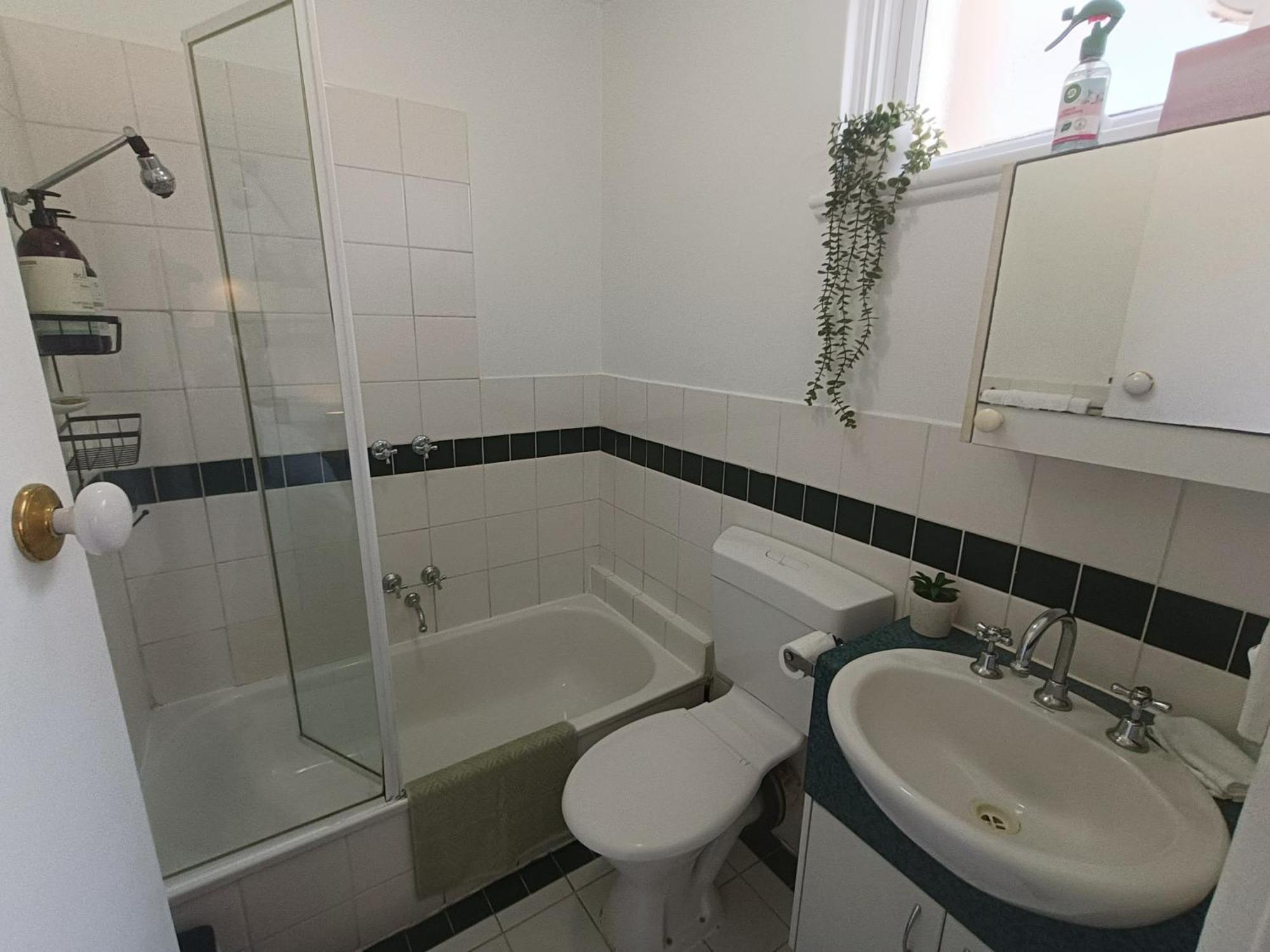 Cute, Cozy And 1 In Essendon With Free Parking