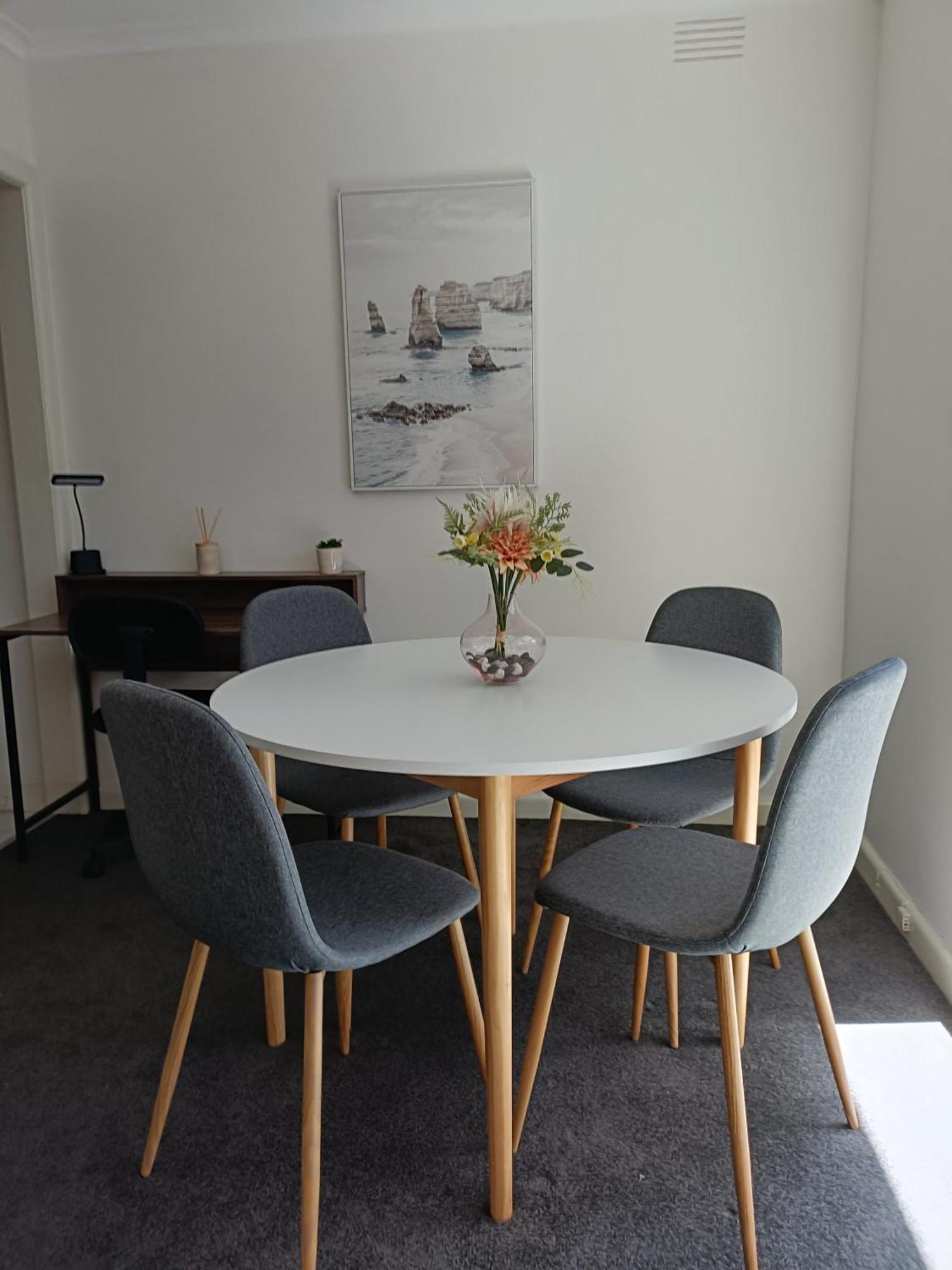 Cute, Cozy And 1 In Essendon With Free Parking *