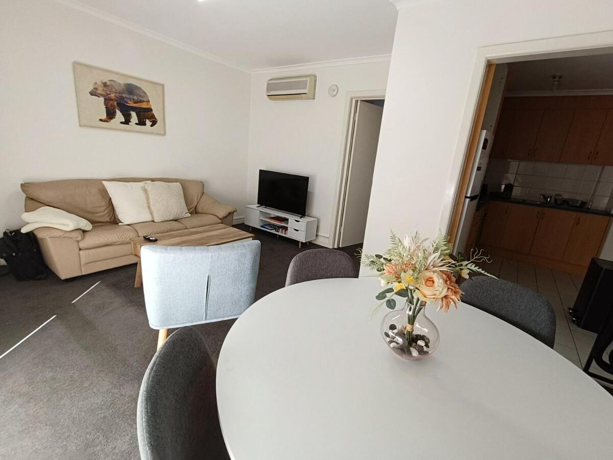 Cute, Cozy And 1 In Essendon With Free Parking