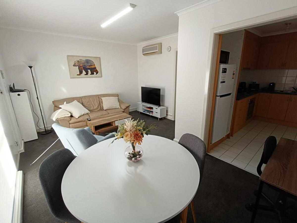 Cute, Cozy And 1 In Essendon With Free Parking *