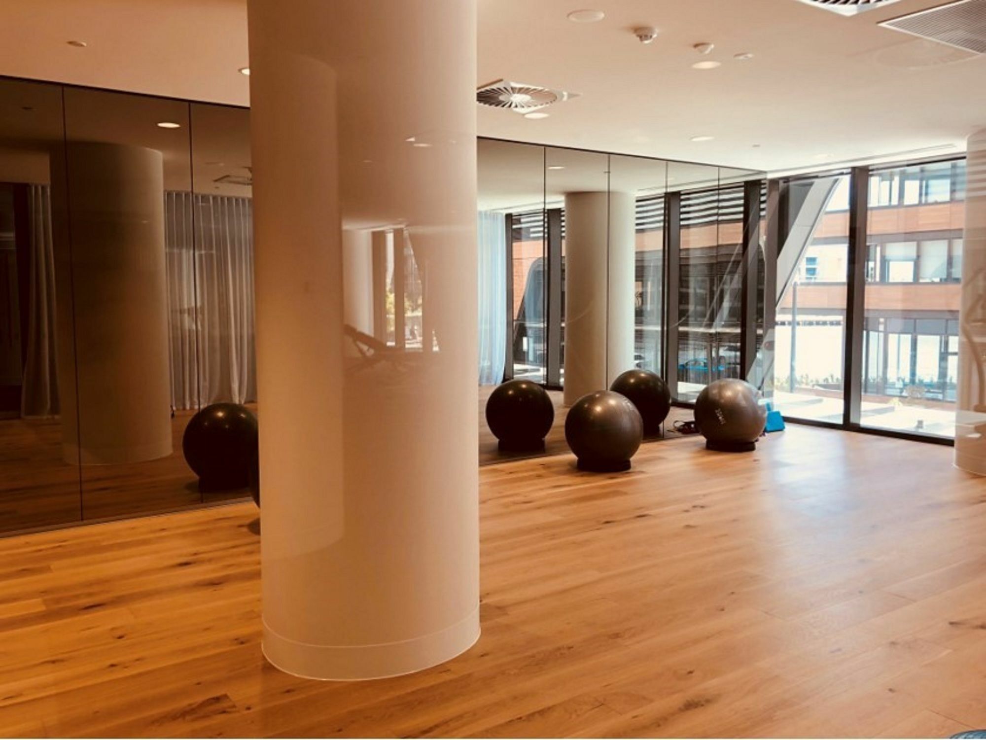 Winston Docklands Aparthotel 4*