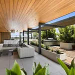Luxe 3-Bed Apartment Near Lygon St Bars And Dining