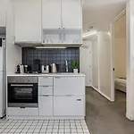 2-Bed Unit Metres From Cbd Malls, Dining & Sights