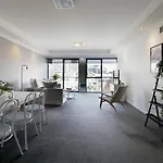 Extra Large 2 Bedroom Apartment In Melbournes Southbank