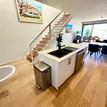 Luxury St Kilda Townhouse In The Sky