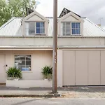 Upstairs Studio Apartment With Street Access