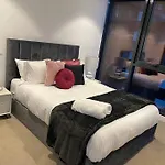 Modern 3 Bedroom Apartment In Southbank