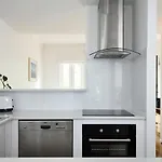 Stylish Townhouse In Melbourne\'S Playground