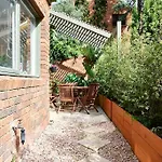 Carlton Dream: Leafy 2Bed 2Bath Lygon Str Townhouse