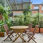 Carlton Dream: Leafy 2Bed 2Bath Lygon Str Townhouse