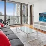 2 Bedroom Cbd Living With Pool, Gym & Tennis Court