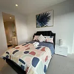 Stunning 2B Southbank Home With Balcony