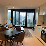 Stunning 2B Southbank Home With Balcony