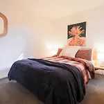 Kensington Modern Cozy Unit W/Direct Street Access