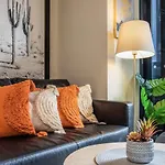 Cozy Cbd 2 Bedroom Apartment With Car Park