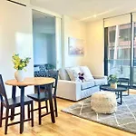 Contemporary 2-Bed Apartment In Melbourne Cbd