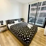 Contemporary 2-Bed Apartment In Melbourne Cbd