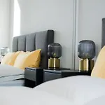 Stylish 1-Bed Apartment With Spectacular Docklands Views