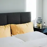 Stylish 1-Bed Apartment With Spectacular Docklands Views