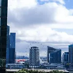 Stylish 1-Bed Apartment With Spectacular Docklands Views