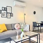 Stylish 1-Bed Apartment With Spectacular Docklands Views