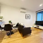 Stylish 2 Beds Apt Southerncross With Pool & Gym