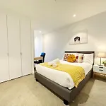 Stylish 2 Beds Apt Southerncross With Pool & Gym