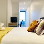 Stylish 2 Beds Apt Southerncross With Pool & Gym
