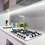 Stylish 2 Beds Apt Southerncross With Pool & Gym