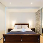 Exhibition Central - Cosy Cbd Queen Studio