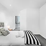 \'Sensational Southbank\' A Modern Resort Style Stay