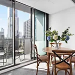 \'Sensational Southbank\' A Modern Resort Style Stay