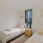 Southbank Apartment With Skyline View: 5-Min Walk To Crown Casino