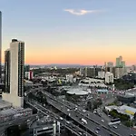 Southbank Apartment With Skyline View: 5-Min Walk To Crown Casino