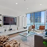 \'Mainpoint 25Th\' Sky-High And Central With Pool