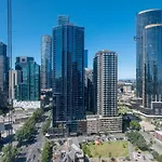 \'Mainpoint 25Th\' Sky-High And Central With Pool