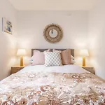 Coolullah Catch - Enjoy Mid-Century Urban Living
