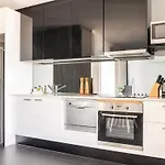 Spacious Apartment In The Cbd