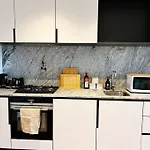 West Side Place Melbourne Cbd W/Balcony, City Views + Pool, Sauna & Gym