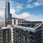 Easy Access To Chapel Street From This Sleek Stay