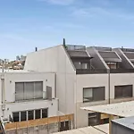 Heart Of Richmond Hideaway With Spacious Balcony