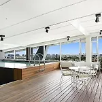 Easy Access To Chapel Street From This Sleek Stay