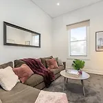 Walk To The Mcg - Renovated House With Back Yard