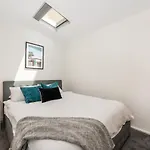 Walk To The Mcg - Renovated House With Back Yard