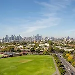 Flemington Filly - Bright Abode With Sweeping Views