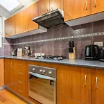 A Carlton Classic - Quaint Inner-City Getaway