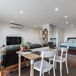 Spacious Studio With Balcony In Eclectic Brunswick