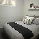 Glen Iris Gem - Modern Apartment With Car Park