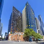 Marvellous 2-Bed High-Rise: Amazing Views, Free Parking