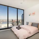 Marvellous 2-Bed High-Rise: Amazing Views, Free Parking